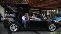 Seperti ini penampakan mobil listrik Tesla Blue Bird yang dipamerkan di Sarinah, Jakarta, Minggu (19/6/2022).
