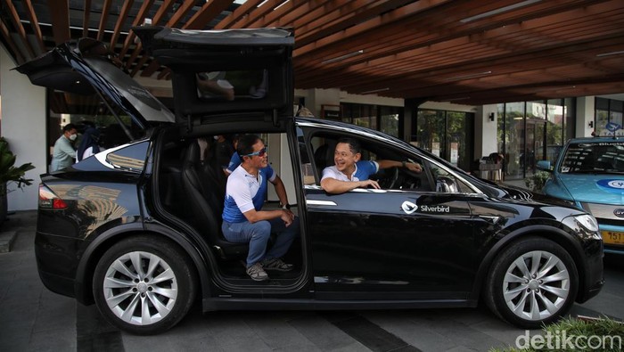 Ini Lho Mobil Listrik Tesla Blue Bird yang Mejeng di Sarinah Mobil listrik Tesla Blue Bird tampak menghiasi kawasan Sarinah, Jakarta. Seperti apa penampakannya? Lihat yuk.