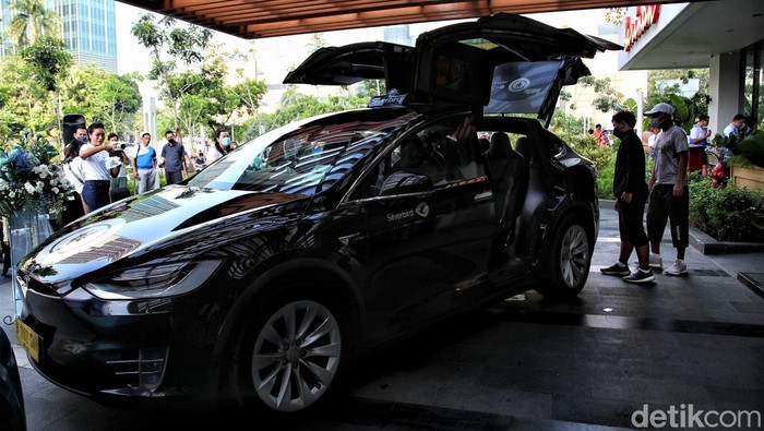 Mobil listrik Tesla Blue Bird tampak menghiasi kawasan Sarinah, Jakarta. Seperti apa penampakannya? Lihat yuk.