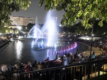 Video: Antusiasme Warga Lihat Air Mancur Menari di Taman Lapangan Banteng