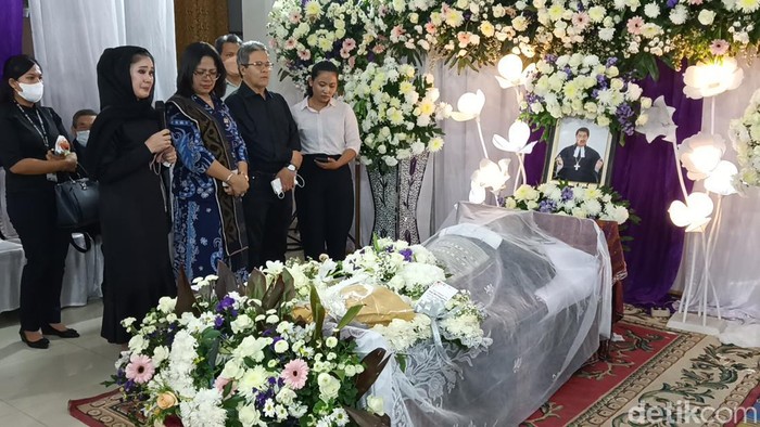 Jenazah WTP Simarmati disemayamkan di kediamannya.