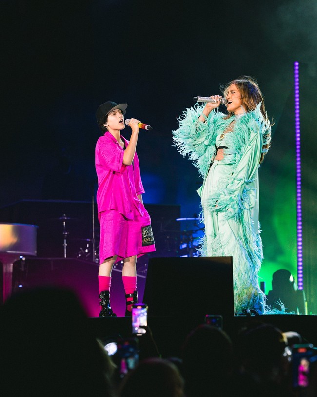 Dalam Los Angeles Dodgers Foundation Blue Diamond Gala beberapa waktu lalu, Jennifer Lopez membawa kejutan di panggungnya. Di tengah pertunjukannya diva berdarah Amerika Latin tersebut mempersilakan anaknya untuk bernyanyi bersamanya. Pacar Ben Affleck itu pun menyebutnya dengan kata ganti gender netral they daripada she yang berarti Emme tidak menganggap dirinya lelaki atau wanita.Foto: Twitter @jlo