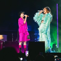 Dalam Los Angeles Dodgers Foundation Blue Diamond Gala beberapa waktu lalu, Jennifer Lopez membawa kejutan di panggungnya. Di tengah pertunjukannya diva berdarah Amerika Latin tersebut mempersilakan anaknya untuk bernyanyi bersamanya. Pacar Ben Affleck itu pun menyebutnya dengan kata ganti gender netral they daripada she yang berarti Emme tidak menganggap dirinya lelaki atau wanita.Foto: Twitter @jlo