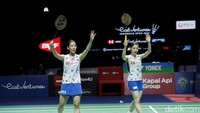 Di gim ketiga, Nami Matsuyama/Chiharu Shida unggul duluan 5-1. Tampaknya, Yuki Fukushima/Sayaka Hirota mulai keteteran staminanya. Yuki/Sayaka belum habis. Mereka samakan kedudukan 9-9 karena pukulan Chiharu kena net sendiri. Interval di gim ketiga, jadi Nami/Chiharu 11-10 karena kesalahan Yuki.