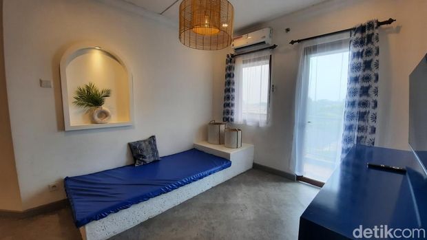 Kamar bertema Santorini di Youre At, rental apartemen tematik di Bandung.