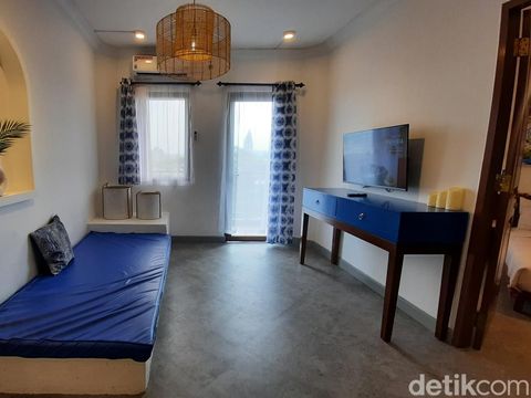 Kamar bertema Santorini di Youre At, rental apartemen tematik di Bandung.
