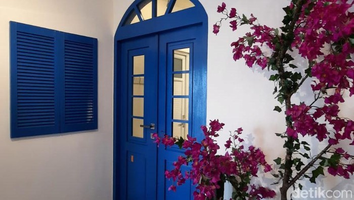 Kamar bertema Santorini di Youre At, rental apartemen tematik di Bandung.