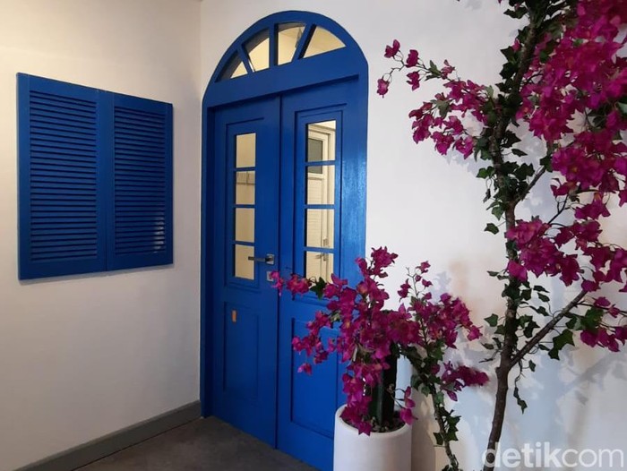 Kamar bertema Santorini di Youre At, rental apartemen tematik di Bandung.