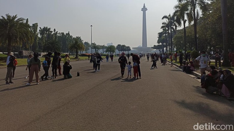 Kawasan Monas ramai dikunjungi warga Kawasan Monas ramai dikunjungi warga