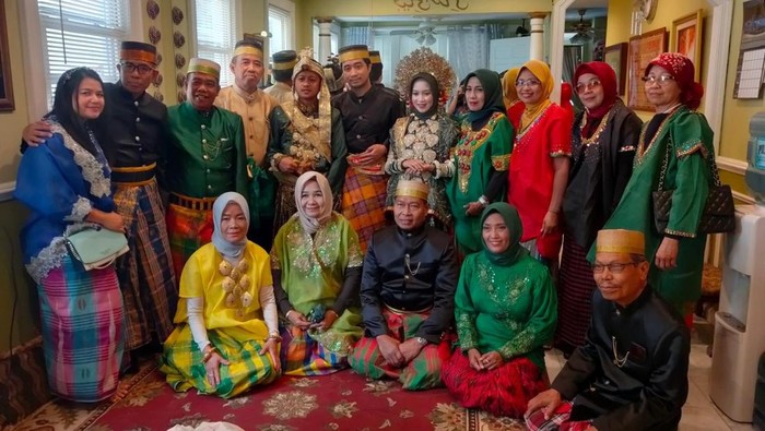 Kedua mempelai berfoto bersama keluarga usai melangsungkan pernikahan adat Bugis-Makassar di New York, Amerika Serikat (AS).