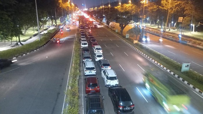 Kemacetan yang terjadi di Jl Benyamin Sueb, Kemayoran, Jakarta Pusat sudah terurai. Namun kini mobil parkir di pinggir jalan.