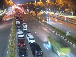 Macet Jl Benyamin Sueb Teurai, Mobil Pengunjung PRJ Parkir di Tepi Jalan