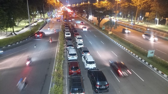 Kemacetan yang terjadi di Jl Benyamin Sueb, Kemayoran, Jakarta Pusat sudah terurai. Namun kini mobil parkir di pinggir jalan.