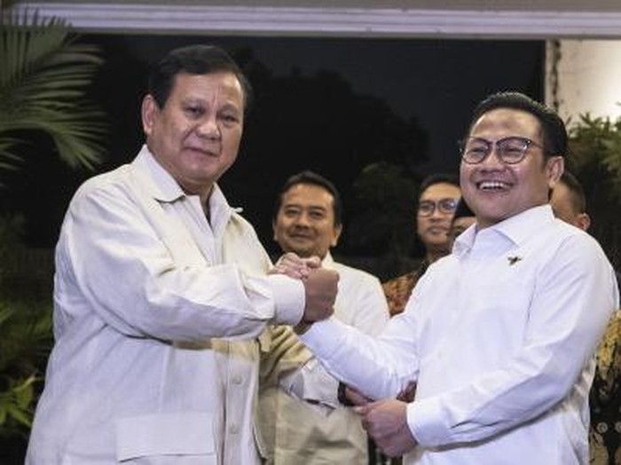 Ketua Umum Partai Gerindra Prabowo Subianto (kiri) berjabat tangan dengan Ketua Umum PKB Muhaimin Iskandar (kanan) usai melakukan pertemuan di Kertanegara, Jakarta, Sabtu (18/6/2022). Dalam pertemuan tersebut, Gerindra dan PKB bersepakat bekerja sama menyiapkan Pileg, Pilpres dan Pilkada di Pemilu 2024 mendatang. (ANTARA FOTO/Muhammad Adimaja/wsj)