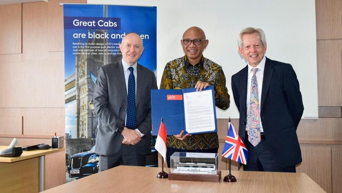 (ki-ka) Country Head--Indonesia UKEF Richard Michael, Direktur Utama William Sabandar, dan UK Prime Ministers Trade Envoy Richard Graham berfoto menunjukkan surat EoI dari Kerajaan Inggris terkait minat mendukung pengembangan jaringan MRT Jakarta
