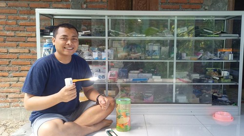 Kisah I Wayan Agus Anggayana, seorang penjual asongan di Taman Tirta Gangga, Karangasem, yang sukses meraih gelar doktor di usia tergolong muda: 27 tahun.