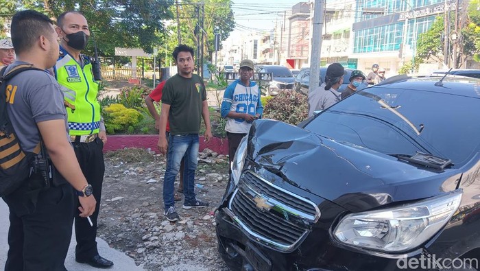Kondisi mobil Chevrolet yang bertabrakan dengan ambulans di Medan.