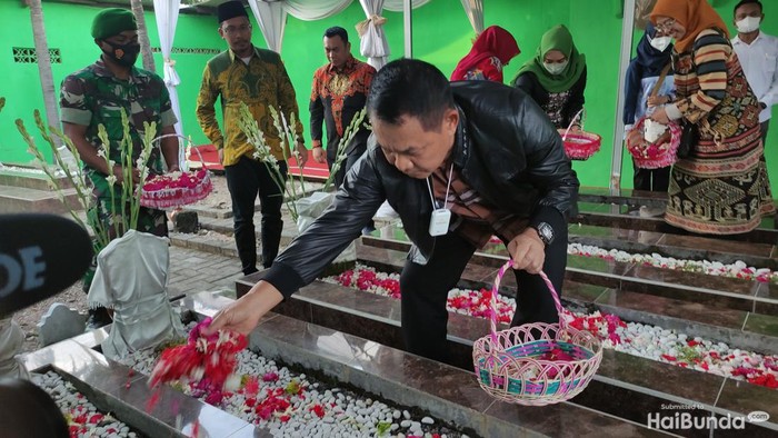 KSAD TNI AD Jenderal Dudung Abdurrahman nyekar di makam pendiri nu di sidoarjo