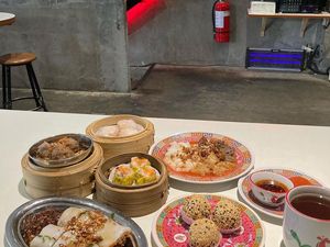 Kalau Turun di Halte TransJakarta CSW Bisa Makan Burger hingga Dimsum Enak