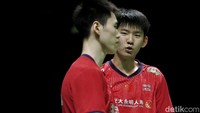 Liu/Ou memulai gim kedua dengan merebut tiga angka pertama. Namun, Choi/Kim bangkit dengan meraih tujuh poin beruntun. Liu/Ou mampu mengejar. Sambaran Ou di depan net memberi pasangan China keunggulan 11-10 saat interval. Choi/Kim sempat mendapat game point di kedudukan 20-19. Namun, Liu/Ou mampu menyamakan skor usai memenangi sebuah reli seru.