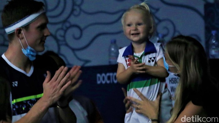 Lihat Lagi Gaya Vega, Putri Axelsen yang Bikin Gemas Suporter Istora Momen menarik terjadi saat Viktor Axelsen juara tunggal putra Indonesia Open 2022. Putri Axelsen, Vega, tampak mendampingi sang ayah berfoto di podium.