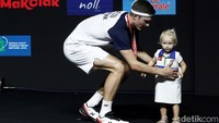 Momen menarik terjadi saat Axelsen menggendong sang putri yang bernama Vega Rohde Axelsen ke area podium.