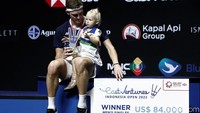 Viktor Axelsen berfoto bersama sang putri Vega usai menjadi juara Indonesia Open 2022.