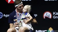 Vega sebelumnya sudah mencuri perhatian ketika Axelsen mengunggah gambarnya tengah menyaksikan pertandingan ganda putri Indonesia, Greysia Polii-Apriyani Rahayu. Sontak postingan tersebut bikin heboh pencinta bulutangkis di tanah air.