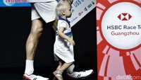 Vega tampak mengenakan baju badminton bertuliskan Vega Denmark di bagian belakang. Gemas ya.