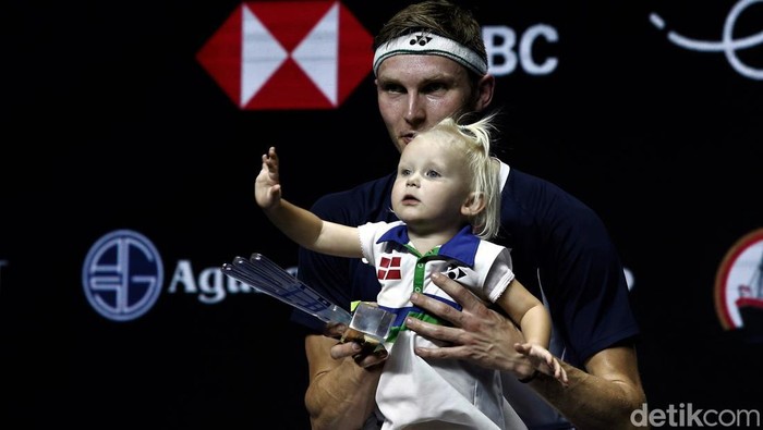 Momen menarik terjadi saat Viktor Axelsen juara tunggal putra Indonesia Open 2022. Putri Axelsen, Vega, tampak mendampingi sang ayah berfoto di podium.