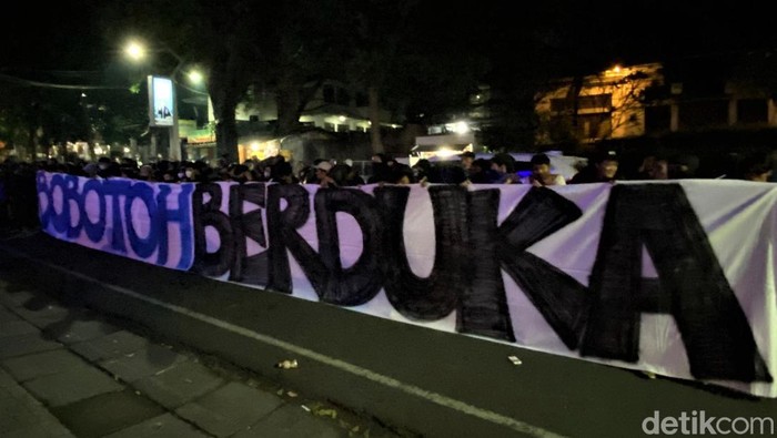 Puluhan bobotoh gelar aksi di depan kantor Graha Persib di Kota Bandung. Mereka tuntut tanggungjawab manajemen Persib atas kematian dua suporter di GBLA.