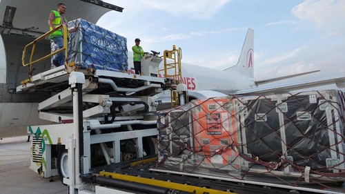 Logistik MXGP Samota diturunkan dari pesawat Charter di Bandara Internasional Lombok.