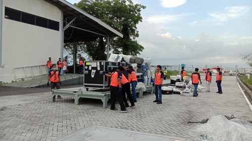 Logistik MXGP Samota tiba di Bandara Internasional Lombok, Sabtu (18/6/2022).