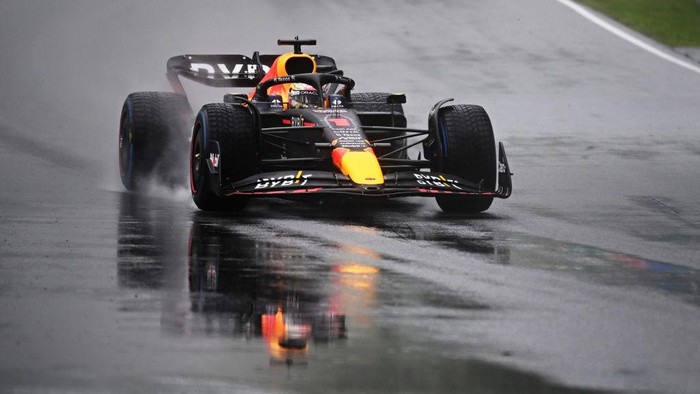 MONTREAL, QUEBEC - JUNE 18: Max Verstappen of the Netherlands driving the (1) Oracle Red Bull Racing RB18 in the wet during qualifying ahead of the F1 Grand Prix of Canada at Circuit Gilles Villeneuve on June 18, 2022 in Montreal, Quebec. (Photo by Clive Mason/Getty Images)