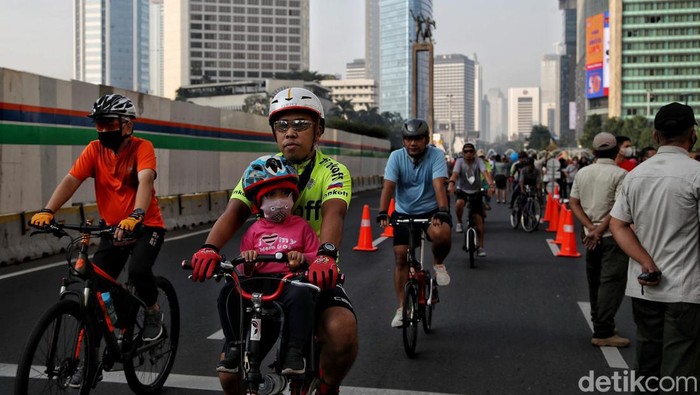 Akhir pekan dimanfaatkan warga untuk olahraga atau sekadar habiskan waktu bersama keluarga. Area CFD di Jalan MH Thamrin, Jakarta, ramai warga saat Minggu pagi.