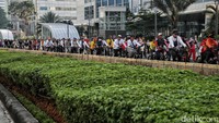 Bersepeda jadi salah satu pilihan berolahraga yang digemari masyarakat saat akhir pekan.