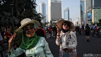 Selain berolahraga, tak jarang masyarakat juga menggelar berbagai kegiatan di saat CFD berlangsung. Pada CFD kali ini terlihat sejumlah wanita mengenakan kebaya dalam rangka pelestarian kebaya sebagai warisan leluhur.