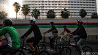 Sejumlah warga bersepeda melintasi Jalan Sudirman-Thamrin, Jakarta saat Car Free Day (CFD) tengah diberlakukan pada Minggu pagi.