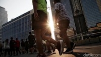 Tampak sejumlah warga beraktivitas di kawasan Sudirman-Thamrin saat CFD diberlakukan di kawasan tersebut pada Minggu (19/6) pagi.