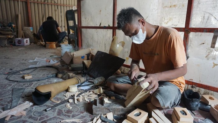 Mengintip Produksi Kaki Palsu di Than Must Soegeng Mojokerto