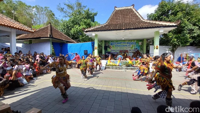 Merti Kampung Budaya Bangunrejo digelar sebagai ucapan syukur atas status PPKM Level 1 di DIY, Minggu (19/6/2022).