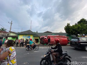 Mobil Damkar Kediri Terguling, Sopir-Petugas PMK Luka