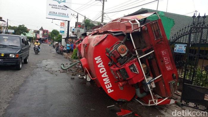 mobil damkar kediri kecelakaan
