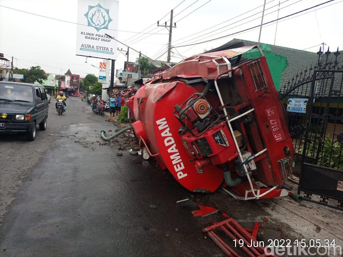 mobil damkar kediri kecelakaan