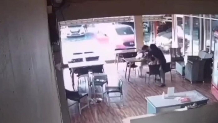 Mobil seruduk car wash hingga tabrak 2 wanita dan bocah di Ciracas (tangkapan layar)