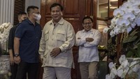 Sebagai informasi, Cak Imin tiba di kediaman Prabowo pada pukul 19.20 WIB malam Minggu. Cak Imin tampak ditemani oleh Waketum PKB Jazilul Fawaid.