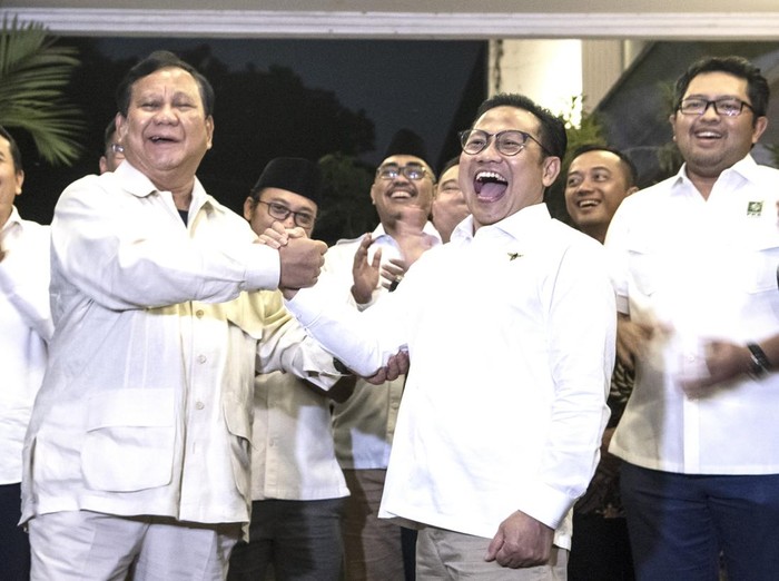 Ketum PKB Muhaimin Iskandar bertemu Ketum Gerindra Prabowo Subianto di Kertanegara, Sabtu (18/6) malam. Dalam pertemuan itu mereka membahas mengenai Pemilu 2024