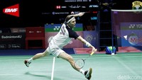 Axelsen menjadi juara usai menundukkan Zhao Jun Peng dengan skor 21-9 dan 21-10.
