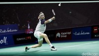 Bertanding di Istora Senatan, Axelsen mampu dengan mudah mengatasi permainan Jun Peng pada gim pertama. Pemain Denmark itu unggul 11-2 dalam waktu bertanding selama tujuh menit saja pada interval pertama.