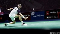 Gim kedua berjalan, Axelsen belum menemui kesulitan bermain melawan Jun Peng. Dia meraih enam poin beruntun. Dominasi Axelsen terus berlanjut sampai interval gim kedua, dia unggul dengan skor 11-5.